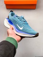 Nike Reactx Infinity Run 4 马拉松轻便跑步鞋 轻量鞋面搭配位于足弓处的全新板带设计，细致包裹双脚，为Nike飞马带来更稳固可靠的贴合感