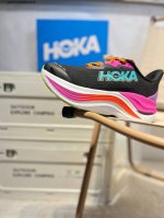 hoka Skyward X厚底增高运动老爹鞋，助力跑者轻松开跑。Hoka推出了一款定位于顶级缓震的现象级跑鞋 Skyward X，不出所料，在Skyward