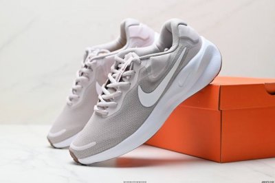 公司级Nike Revolution 7 Wide 耐克 透气 低帮 跑步鞋 兼顾迅疾外观和稳固脚感后跟覆面和中足动态支撑巧妙融合 缔造稳定顺畅的迈步体验 货号
