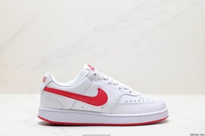 真标 Nike Court Vision Lo Nn Ess 低帮百搭透气休闲运动板鞋，经典耐用的设计，兼顾舒适脚感和出众风范，演绎匠心之作。结构性的支撑贴合感