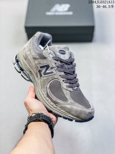 New Balance 新百伦 采用固色猪巴皮革拼接透气网眼织物鞋面，T-Beam大底提供足步弓支撑，保持步态稳定，后跟搭载外露缓震胶令人亢奋的质感之作，Nb新