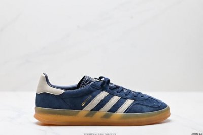公司级Adidas Originals Gazelle Indoor 三叶草休闲防滑耐磨低帮板鞋 鞋头出色设计 塑就出众贴合感 稳固的后跟贴合足部曲线设计 软弹