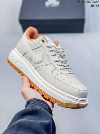 公司级带半码耐克nike Air Force 7 空军一号低帮百搭休闲运动板鞋。柔软、弹性十足的缓震性能和出色的中底设计，横跨复古与现代的外型结合，造就出风靡全 - 点击图像关闭