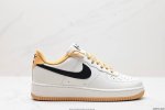 公司级耐克nike Air Force 1 Low 空军一号低帮百搭休闲运动板鞋。柔软、弹性十足的缓震性能和出色的中底设计，横跨复古与现代的外型结合，造就出风靡
