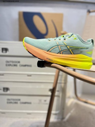 asics Gel-Kayano 31亚瑟士经典跑鞋 如今机能风和户外风吹得正劲 便是主打 Urban Outdoor机能越野风格 城市和户外场景都能轻松应对