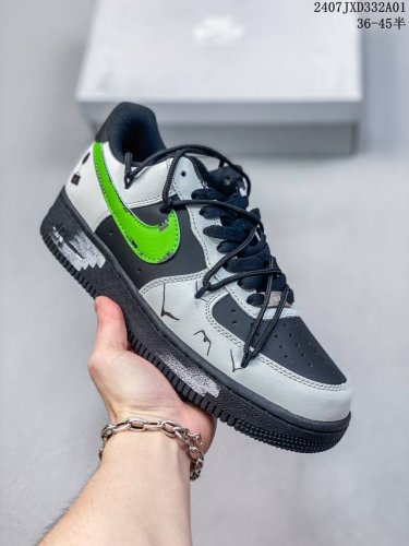 公司级带半码耐克nike Air Force 1 Low 空军一号低帮百搭休闲运动板鞋。柔软、弹性十足的缓震性能和出色的中底设计，横跨复古与现代的外型结合，造就