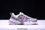 180 公司级耐克Nike V2K Run跑步鞋复古风潮 网面透气运动鞋 灰银紧致的鞋面材质提供良好的包裹性鞋侧 Swoosh以及鞋头部分搭配增添不少亮点的镀铬