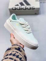 公司级 阿迪达斯 Adidas Labcourt 百搭休闲轻松舒适 耐磨透气低帮 板鞋 男女同款。鞋面使用了柔软皮革材质，鞋面和鞋底连接处使用了包边处理，看起来