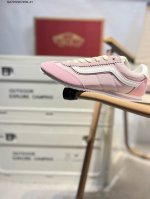 vans Super Lowpro 复古薄底 Vans Super Lowpro 的原型为 Vans 在上世纪 80 年代推出的一款竞赛鞋 Style 8 Qa