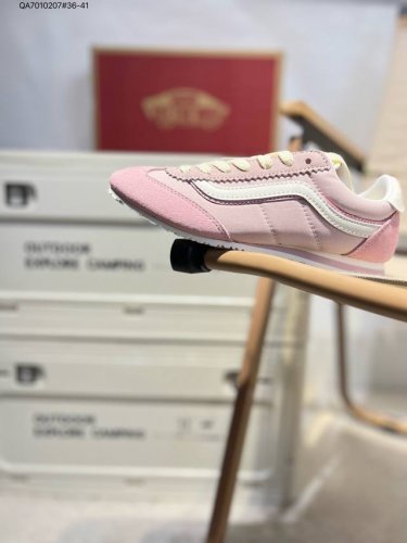 vans Super Lowpro 复古薄底 Vans Super Lowpro 的原型为 Vans 在上世纪 80 年代推出的一款竞赛鞋 Style 8 Qa