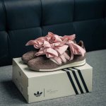 300 核心私 Adidas Originals Sl 72 Og 超轻便透气复古慢跑鞋 鞋头的设计饱满圆润 鞋面是翻毛皮和尼龙材质结合 上脚舒适柔软 橡胶大底