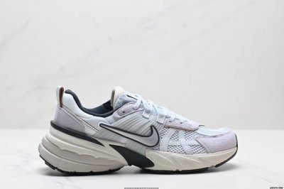 公司级耐克Nike V2K Run跑步鞋复古风潮 网面透气运动鞋 灰银紧致的鞋面材质提供良好的包裹性鞋侧 Swoosh以及鞋头部分搭配增添不少亮点的镀铬细节鞋垫