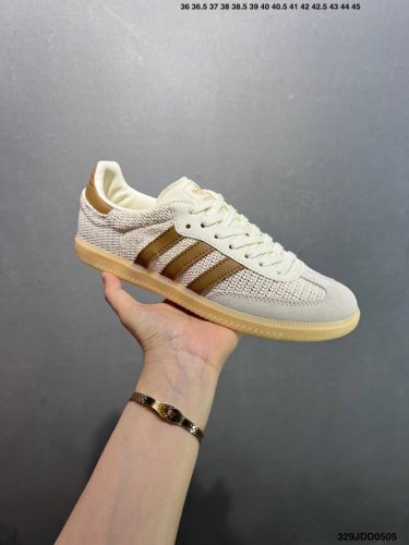ad Originals Samba Og 米色 桑巴训练鞋 原装公司级实拍 鞋是一款永恒的训练偶像，这款桑巴鞋展示了高质量的工艺，带有装饰的超锁缝制和无缝的手