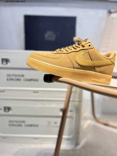 耐克 Nike Air Force 1 '07空军一号小麦二代 百搭休闲运动板鞋。柔软、弹性十足的缓震性能和出色的中底设计，横跨复古与现代的外型结合，造就出风靡