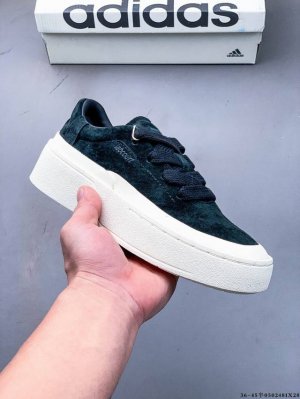 阿迪达斯Adidas Labcourt 百搭休闲板鞋 鞋面使用了绒毛麂皮 ，鞋面和鞋底连接处使用了包边处理，看起来更加精致有型;内里也使用了光滑的优质皮革，鞋垫