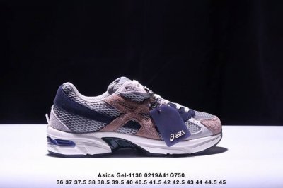 Asics Gel-1130 亚瑟士新款运动跑步鞋 Asics Gel-1130可以称得上是复古美学的入门代表作，它所呈现的是千禧年后期的时代变迁风格。 整双鞋