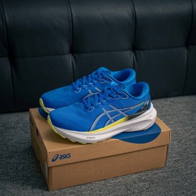 核心私 Asics Gel-Kayano 30简约百搭舒适耐磨透气低帮跑步鞋，Kayano是由板砖脚感进化而来的亚瑟士稳定跑鞋。在第30代，在支撑中保证了稳定。