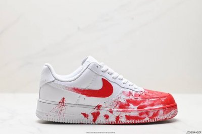 真标耐克nike Air Force 1 Low 空军一号低帮百搭休闲运动板鞋。柔软、弹性十足的缓震性能和出色的中底设计，横跨复古与现代的外型结合，造就出风靡全