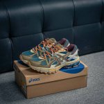 核心私 Asics Gel-Kahana 8舒适户外织物合成革 低帮 短跑跑步鞋，采用了Gel缓震胶科技，能有效吸收地面冲击力，缓震效果出色;中底的Speva弹