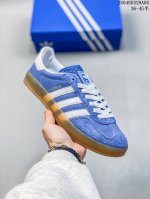 阿迪达斯 Adidas Originals Gazelle Indoor复古三叶草防滑透明橡胶板鞋经典运动鞋。这款经典鞋,忠于原版设计,缀撞色三条纹和鞋跟饰片。
