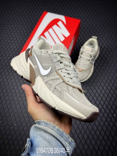 220 B支持放店 公司级耐克Nike V2K Run跑步鞋复古风潮 网面透气运动鞋 灰银紧致的鞋面材质提供良好的包裹性鞋侧 Swoosh以及鞋头部分搭配增添不