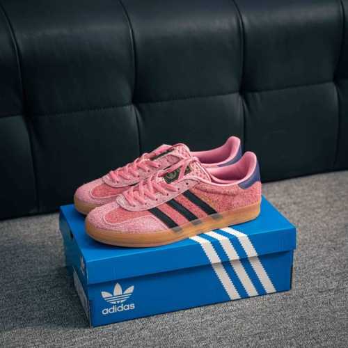 核心私 Adidas Originals Gazelle Indoor 三叶草复古防滑耐磨低帮板鞋 鞋款采用柔软的绒面革和耐用的皮革衬里融合在橡胶外底上 货号：