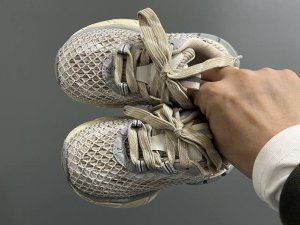 巴家新款3Xl水钻儿童老爹鞋 Size：26-37码 经典巴黎世家老爹鞋 魔术贴设计，穿脱超方便 优质鞋面闪钻拼接，质感满满 老爹款设计，百搭又时髦