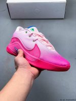Nk Lebron Xxii 詹姆斯22代签名实战篮球鞋 Fz1095-103 采用全新中足鞋鞍翼结构，作为护栏保护的同时提供自然的控制感和稳定性，令下一代运动