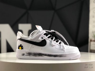 300 耐克 Nike Air Force 1 ’07 空军一号低帮百搭休闲运动板鞋。柔软、弹性十足的缓震性能和出色的中底设计，横跨复古与现代的外型结合，造就出