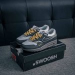 核心私 Nike Air Max 1 耐克气垫 缓震 耐磨运动鞋 鞋身材质均选择皮革 织物 麂皮多种材质覆盖 保证质感的前提下 层次感也相当不错 带有开窗式 A