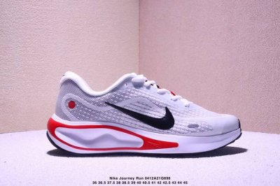 公司级Nike Journey Run 跑步鞋 使用了新型的缓震材料 脚感偏韧 后跟有加厚的海绵填充 鞋子前掌和后掌做了加宽设计 增加了跑步时的稳定性 织物加网
