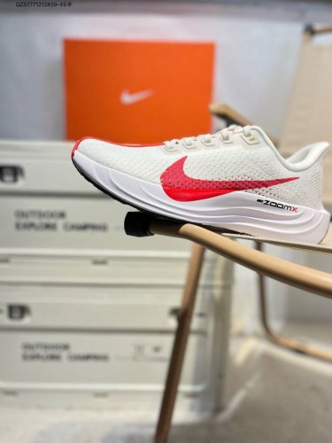 nk Zoom Pegasus Plus 超级飞马涡轮增压马拉松慢跑鞋 在设计上延续了原版鞋款的经典风格，向 Pegasus Turbo 致敬。鞋面采用 Fly