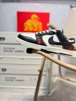 210 蛇年限定# 耐克Nike Dunk Low 板鞋Sb系列经典百搭休闲运动板鞋加厚鞋舌的填充，使舒适性大大提升，同时也更方便穿脱中底部分则加入了脚感柔软舒