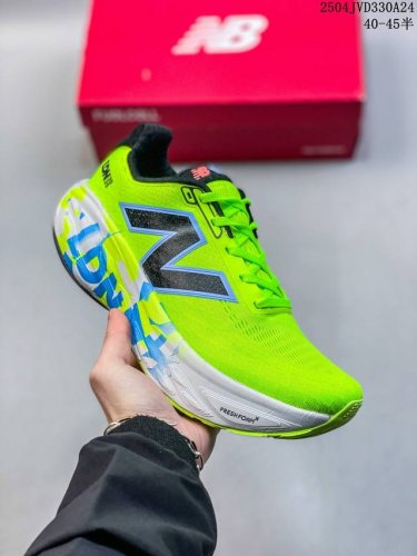 New Balance Nb 休闲低帮跑步鞋，织物鞋面，舒适透气。鞋身设计方便穿脱。系带设计，贴合脚踝，鞋底设计采用耐磨的鞋底，增强耐用性。 货号：M Ldn