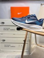 nike Vomero 18 耐克 舒适减震防滑 低帮跑步鞋 全掌Reactx泡绵中底 前掌和后跟还配备了Air Zoom气垫单元 据说跑起来更快更舒适哦 这次