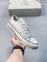 王源同款 Converse X Noritake联名系列，将简约与潮流完美融合。经典的1970S鞋型，米白色鞋面搭配精致的线条勾勒，鞋身俏皮的小人头与星星图案，