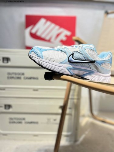 nike V5 Rnr 舒适百搭防滑耐磨 低帮跑步鞋 舒适有型适合日常穿着该鞋款延续千禧年经典设计搭载泡绵中底厚实而轻盈匠心细节巧搭立体耐克勾标志焕新演绎复古跑