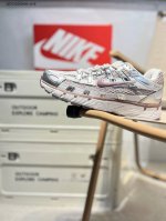 耐克 Nike P-6000 Laser Blue 复古科技个性运动老爹鞋。该鞋款鞋面采用纵横交错的覆面，重现 0 年代跑鞋风格，同时搭配缓震鞋垫，带来舒适的步