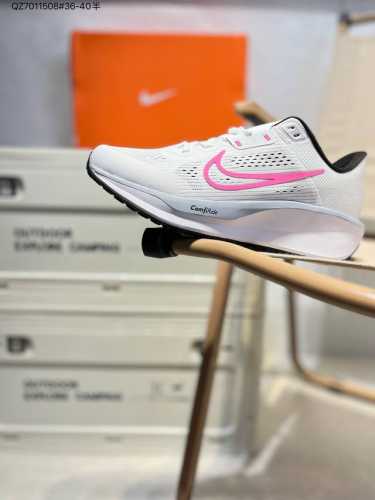 Nike Quest 6极速6代网面透气 时尚休闲跑步鞋 简约高科技设计采用多层材料，为双足带来凉爽感受和稳固体验时尚鞋面搭配中足包覆设计，提供稳固贴合感。一层