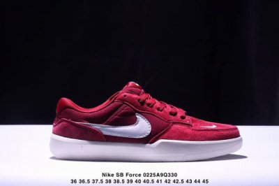 真标耐克Nike Sb Force 58低帮休闲板鞋 是一款将前沿创新带入街头的单品 它具有硫化杯底 具有出色的耐用性和灵活性 使用帆布和绒面革 在饰面上放置通