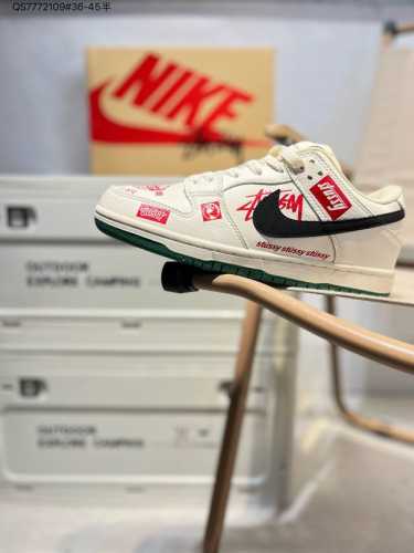 耐克Nike Dunk Low 板鞋Sb系列经典百搭休闲运动板鞋加厚鞋舌的填充，使舒适性大大提升，同时也更方便穿脱中底部分则加入了脚感柔软舒适Zoomair气垫