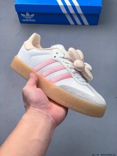 集图 阿迪达斯Adidas Originals Sambae W 百搭单品复古桑巴板鞋 Adidas Sambae W采用了生胶材质的厚底设计，轻松提升身高同时