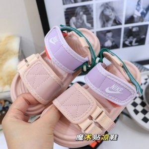 鞋身多处魔术贴很好的增加的鞋子的稳固性能 超推荐