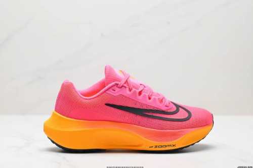 公司级Nk Zoom Fly 5超轻休闲缓震碳板跑步鞋 外围搭載轻量级SR02泡棉载体.鞋面采用轻盈网眼设计.鞋垫与原厂一致采用zoomX粘接而成. 货号:DM