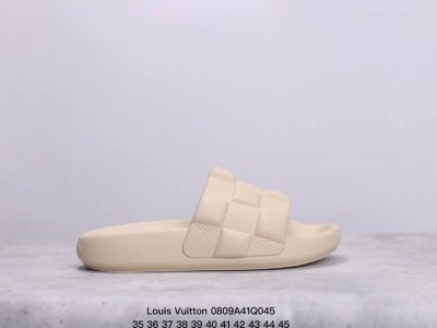 lv 拖鞋系列 Louis Vuitton 沙滩休闲拖鞋 Louis Vuitton Lv 路易威登 浮雕 潮流经典魔术贴一字拖鞋延续经典 上脚舒适性极好 鞋轻
