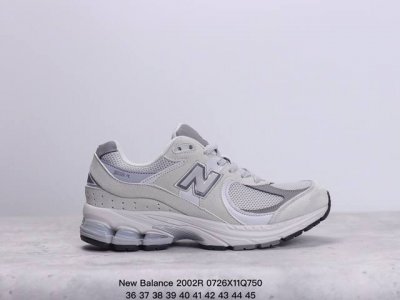 新百伦 New Balance 2002R 跑鞋 男女运动鞋 潮老爹鞋。沿袭了面世之初的经典科技，以 Encap 中底配以升级版 N-Ergy 缓震物料。鞋面则