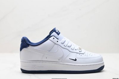 真标耐克Nike Air Force 1’07 Lx空军一号低帮百搭休闲运动板鞋。柔软、弹性十足的缓震性能和出色的中底设计，横跨复古与现代的外型结合，造就出风靡