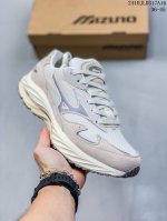 Mizuno Wave Riderβ网布合成革皮革运动舒适减震防滑耐磨透气低帮生活休闲鞋男女同款云白色尺码：36-45 编码：10Jld317A16
