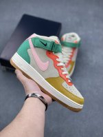 工厂套现 福利特价 原本地220版本 Nike Air Force 1 ’07 空军一号中帮百搭休闲运动板鞋。柔软、弹性十足的缓震性能和出色的中底设计，横跨复古