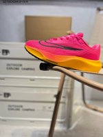 170（原150降价） Nk Zoom Fly 5超轻跑步鞋 React 泡棉轻盈跑步鞋 公司级 中底采用React技术 轻盈耐穿泡绵打造 跑步体验非常舒适 这